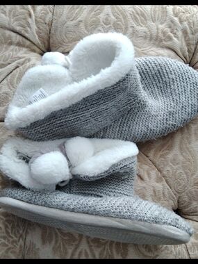 Cozy Women Grey Knit Slipper Boots with White Faux Fur With Pompom